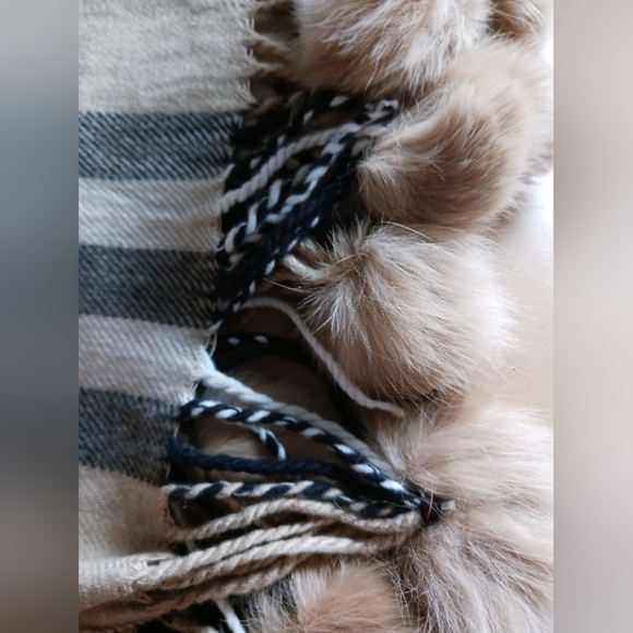 Burberry? Plaid Scarf with real furTassels , scarf without tag - Picture 5 of 6